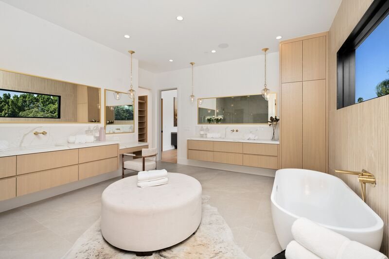 cuarto de baño con acabados de madera en Puebla